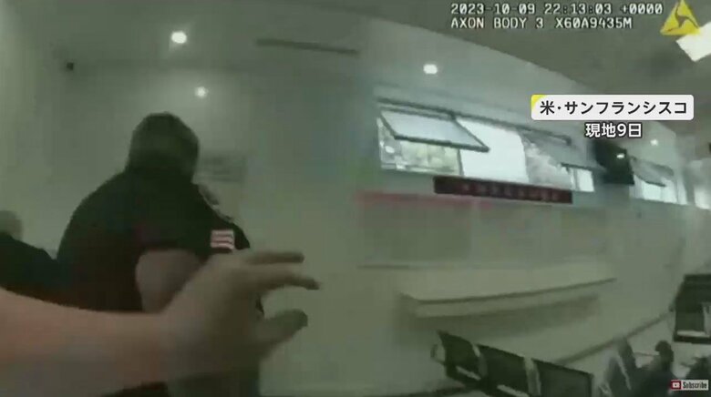 突入する警察官の様子