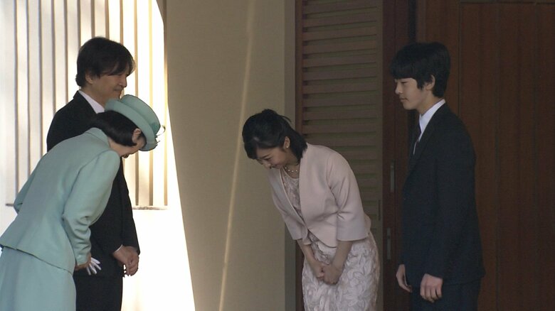 佳子さま、悠仁さまの見送りを受けられる秋篠宮ご夫妻（午前8時半ごろ 秋篠宮邸）