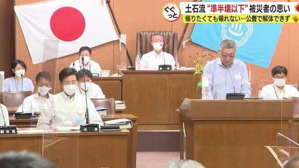 市議会で質問する高橋市議（右）
