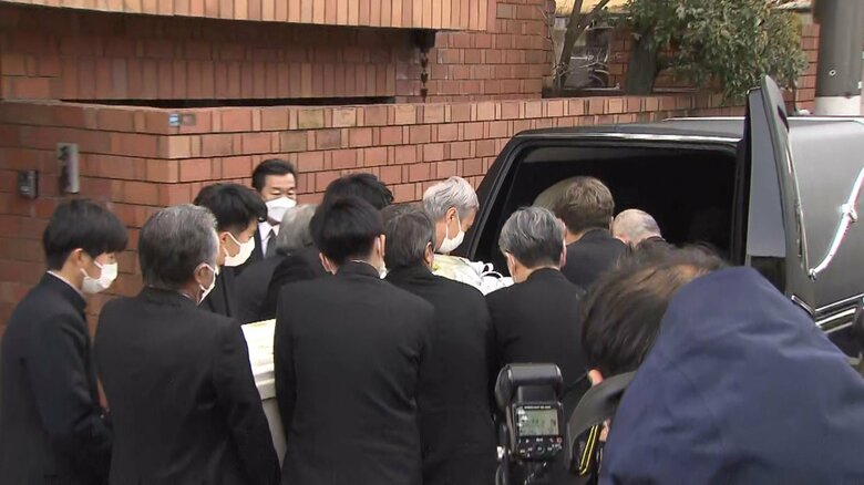棺は、石原氏の4人の息子らの手で運び出された