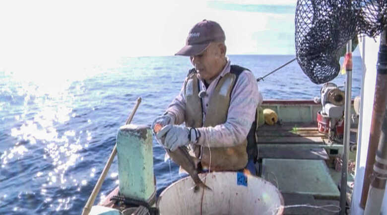 漁師の安岡さんはこの日メダイを水族館に持ってきた