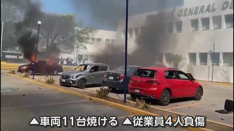 デモ隊による襲撃で燃える検察庁の車