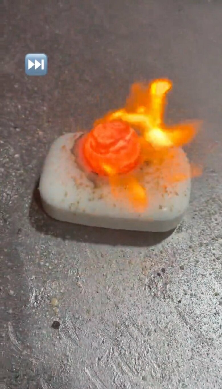 燃える鉄球はさらに沈んでいく