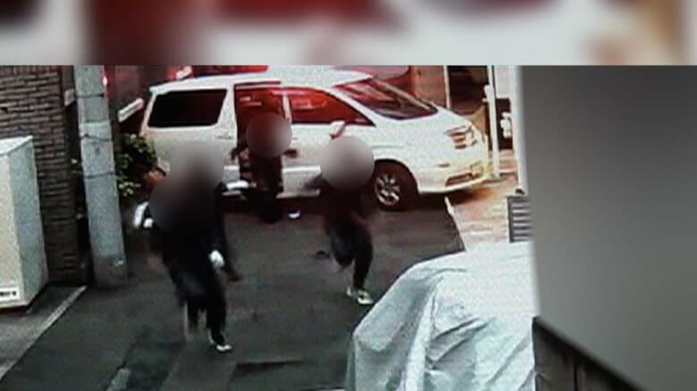 車から飛び出し逃走する実行役
