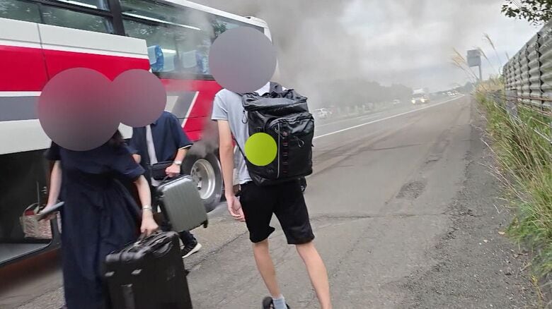 自らトランクを取り出す乗客　撮影：乗客