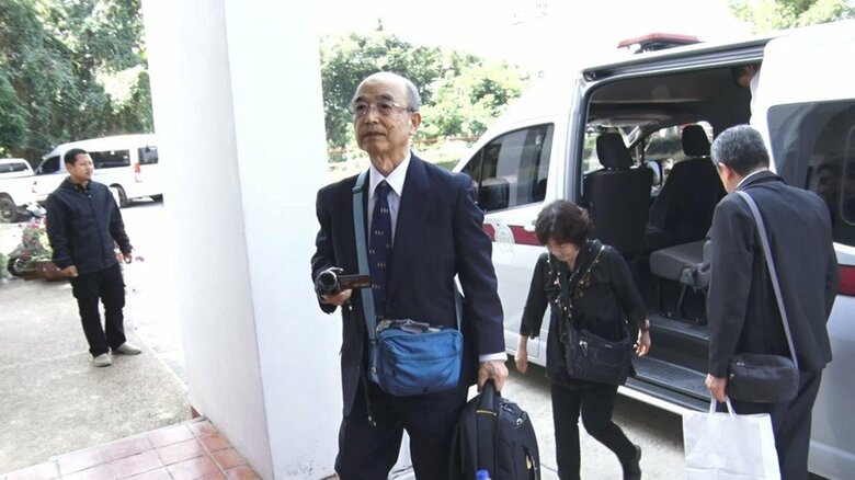 スコタイの警察署を訪れた両親