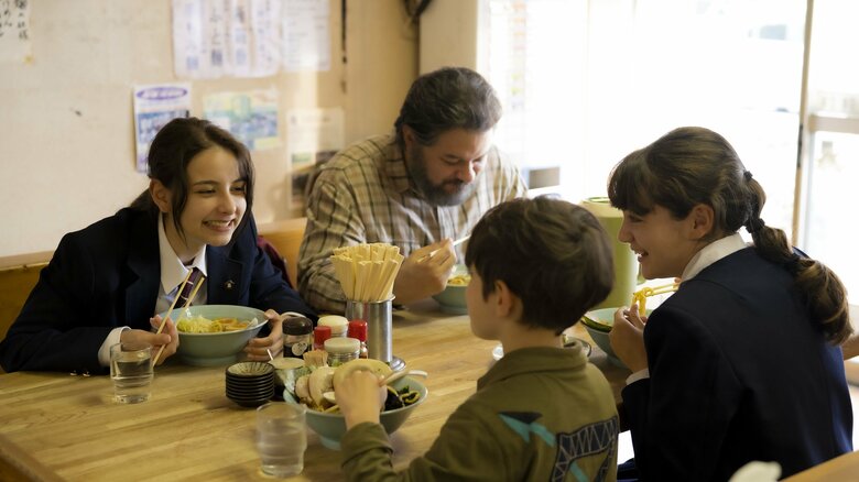 作中で印象的な家族の食事シーン　©2022「マイスモールランド」製作委員会　　