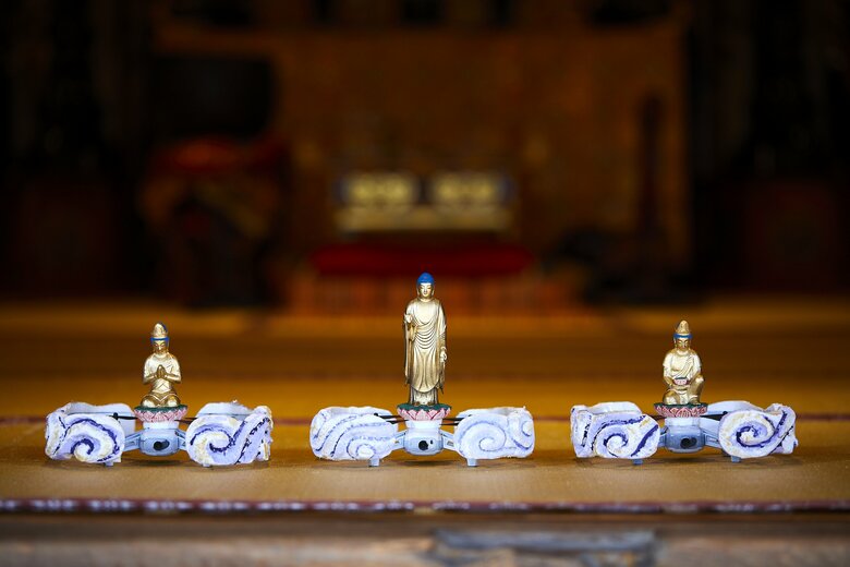 左：勢至菩薩　中：阿弥陀如来　右：観音菩薩（影：町田益宏さん　提供：三浦耀山さん）