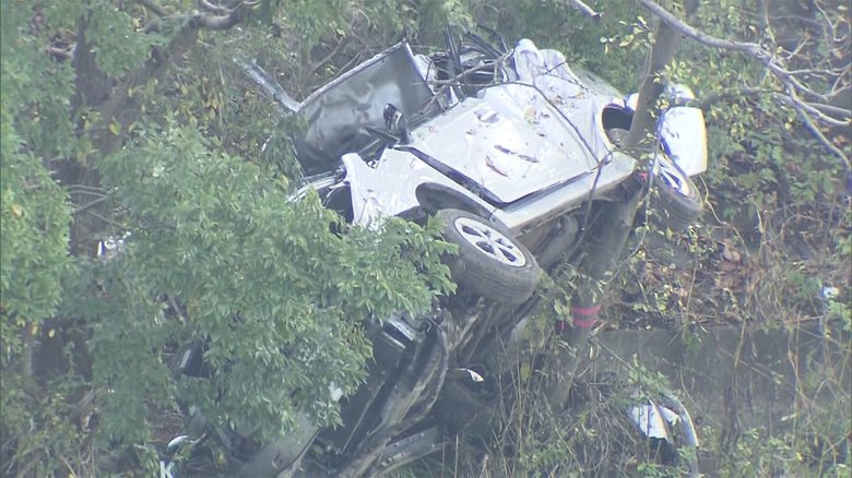 土手から車転落 男性2人死亡 カーブ曲がりきれず