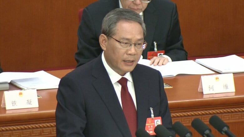 全人代で政府活動報告を行う李強首相 （5日）