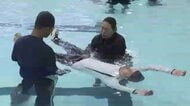 子供の水難事故防止へ　教職員向け「着衣泳」講習会　“泳がないようにする” “身近なもので浮き続ける”ことが大事　「授業の中で実際にやってみたい」　福岡市