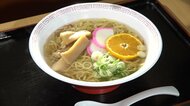 チャーシューっぽくスライスのる…道の駅にあった「みかんラーメン」の衝撃 麺にジュース練り込んだ本格派
