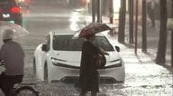 「きのうから帰れなくて」千葉豪雨災害で大混乱　駅構内まで浸水　バス待つ人々むなしく運休知らせ　店の前には商品詰めた袋の山
