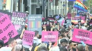 LGBTの「尊厳」訴えパレード 「反警察」のプラカード掲げる人も アメリカ