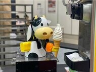 注文から手渡すまで…ソフトクリームを作るロボットが非接触&自動化! 一生懸命な姿もかわいい