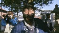 老若男女が墨で真っ黒…無病息災や大漁など願う伝統行事「墨つけトンド」小さな港町に大きな歓声と悲鳴【島根発】
