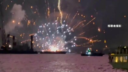 「炎と黒煙あがり制御不能」花火打ち上げ用の台船2隻燃え大会中止に　作業員5人は全員海に飛び込み救助　横浜市みなとみらい