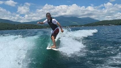 「寒いくらい涼しい」標高650ｍで波に乗って爽快　長野・野尻湖で“水上アクティビティ”　湖畔の絶景カフェは「180度レイクビュー」　白桃たっぷり“そばワッフル”に手打ちそば「湖の風をゆっくり感じて」