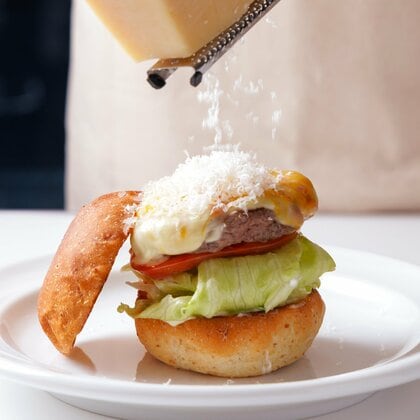 “チーズかけ放題”が話題…噛むほど旨いアンガス牛100％パティ×専用バンズのこだわり 東山公園の新カフェ