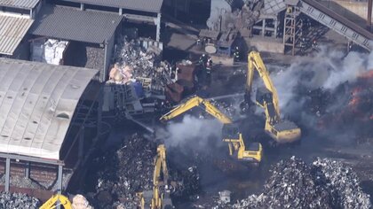 「黒煙がモクモクと」スクラップ置き場で火災、消火活動続く　鉄くずなど焼けるもケガ人なし　宮城・七ヶ浜町