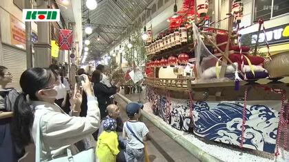 華やかに情緒たっぷりに…長崎くんち「庭見せ」各踊町で衣装や曳き物、祝いの品を披露