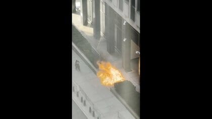 「移民当局出ていけ」ニューヨークのビルにガソリンまき放火 　連邦職員など3人軽傷　元陸軍兵士の43歳男を拘束