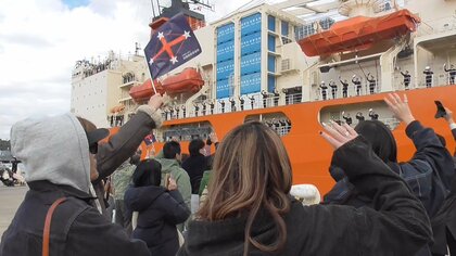 観測船「しらせ」南極へ…過去最多タイ女性隊員10人含む約180人　昭和基地周りの氷山で例年以上に接岸難航か