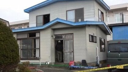 午前4時ごろ2階建て住宅から出火～1時間後に鎮火するも男性の遺体発見…住人の80代夫婦が煙を吸って搬送―死亡したのは60代の息子か―出火原因を捜査〈北海道浦河町〉