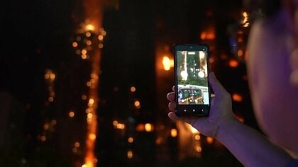 死者36人、279人連絡とれず…香港高層住宅の大規模火災で消火活動続く　補修工事の竹の足場から火の粉が燃え移ったか