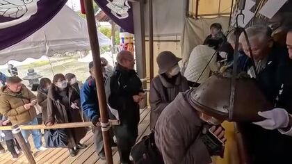 お灸のせたすり鉢かぶり無病息災祈る　伝統行事「すりばちやいと」鯖江の寺に行列　福井