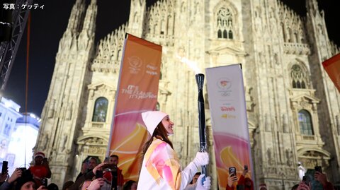 ミラノ・コルティナ五輪日本時間7日未明にサンシーロスタジアムなどで開会式　聖火リレーがミラノ中心部ドゥオーモ広場に到着