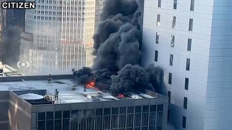 ニューヨーク マンハッタン中心部でビル火災　屋上設備から出火　黒煙広がり一時騒然