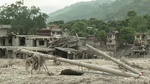 ネパール土石流　955人死亡、日本人家族5人を含む4471人が安否不明　深く険しい谷が続く地形での救助難航