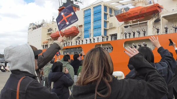 観測船「しらせ」南極へ…過去最多タイ女性隊員10人含む約180人 昭和