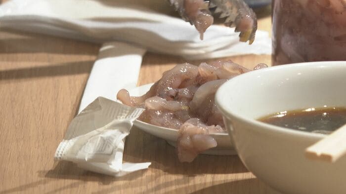 取り皿から溢れんばかりのイカの塩辛