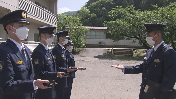 警察手帳や手錠などの装備品の点検