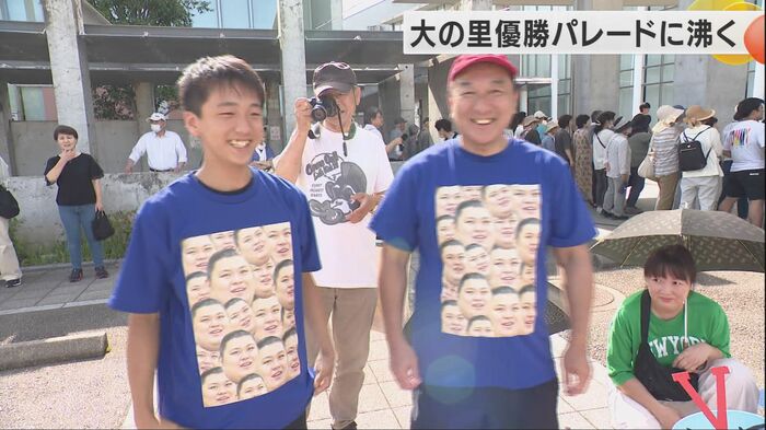 大の里の顔入りTシャツを着て待つ人も