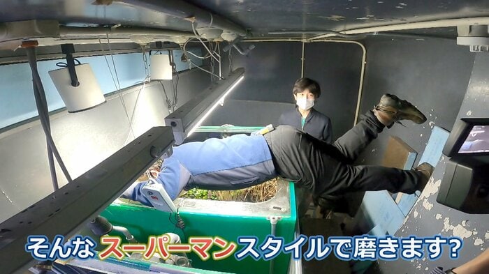 身を乗り出して磨く平澤桂さん