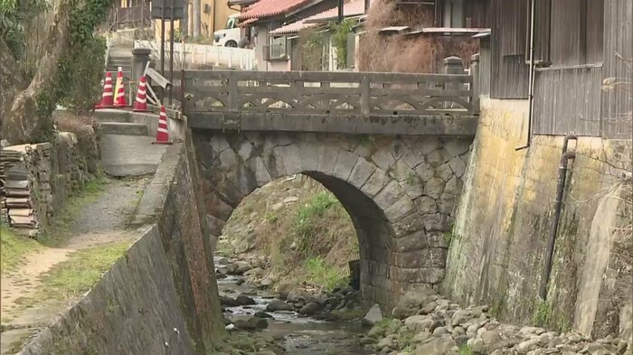 事故があった現場。コーンが立っている場所の柵が折れた