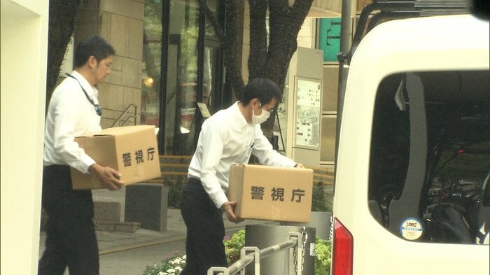 警視庁による家宅捜索の様子(2023年10月)