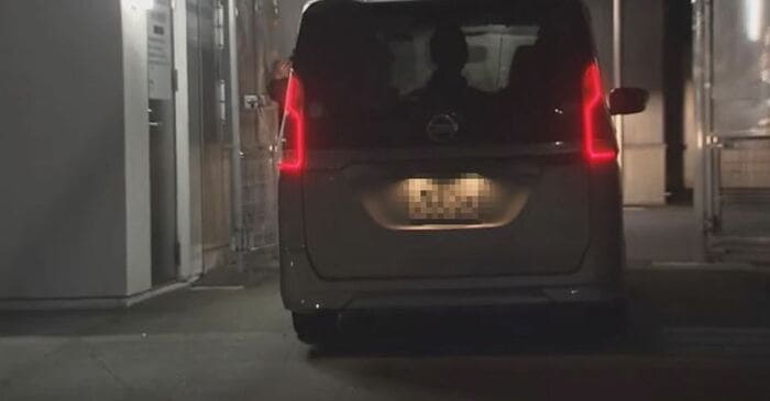 金容疑者を乗せたとみられる車が若林警察署に入る様子