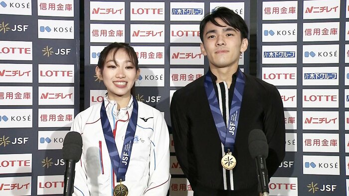 表彰式後、笑顔を見せるさらあつ(2023年11月全日本ジュニア)