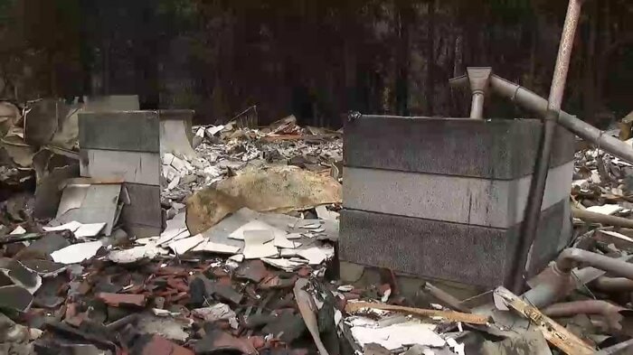 山林火災で自宅が全焼、玄関の支柱だけが残る
