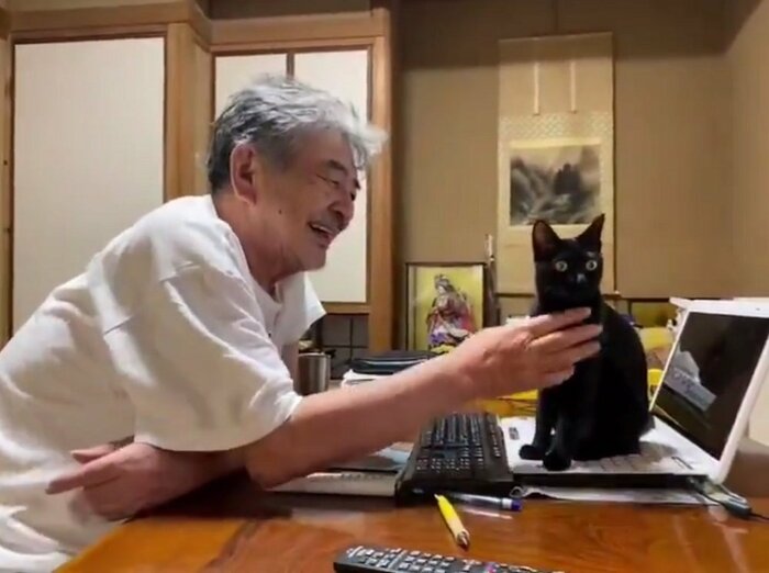 「お手してご覧」と声をかける父親
