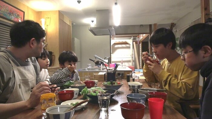 4人の子供と食卓を囲むひととき