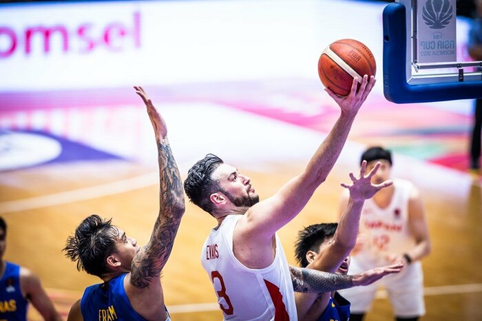 フィリピンが得点を重ねる中、インサイドで繋げたエヴァンス・ルーク選手(C)FIBA