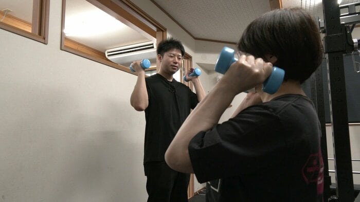 秋田・湯沢市に24時間営業のトレーニングジムを開設した奥山尚人さん(中央)