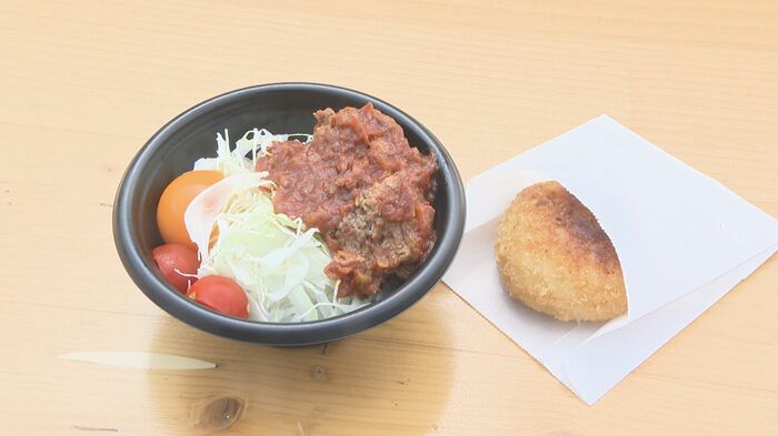 クジラの赤肉を使った丼とコロッケ