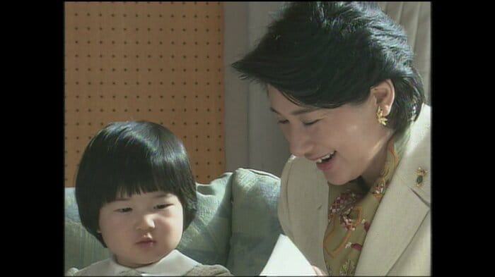 愛子さまに絵本を読まれる雅子さま