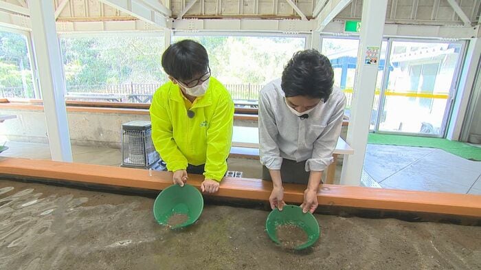 佐渡西三川ゴールドパーク 中善寺秀和 専務(左)/飛田厚史アナウンサー(右)